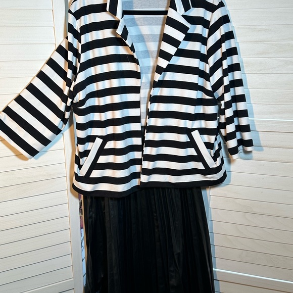 EUC Relativity Black & White Striped Blazer - Size 2X - Picture 3 of 5